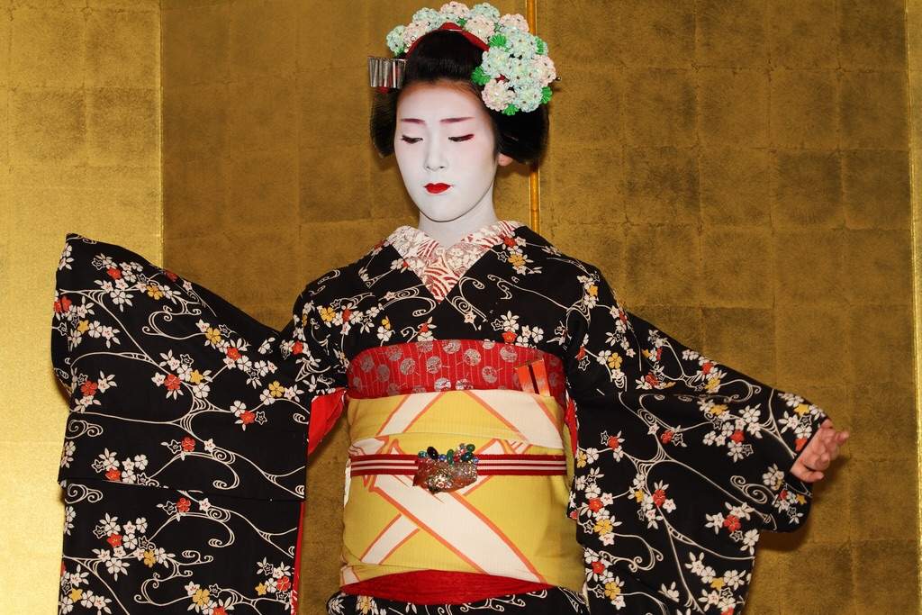 Geisha always wear kimono. 