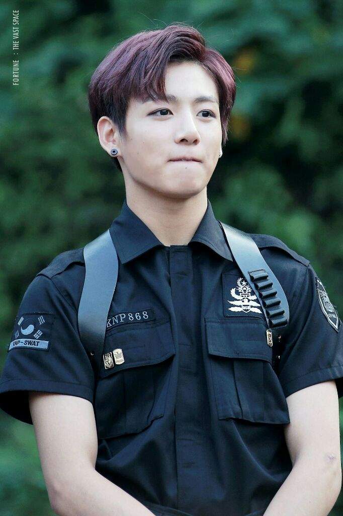 Who is looking better with the police outfit? | K-Pop Amino