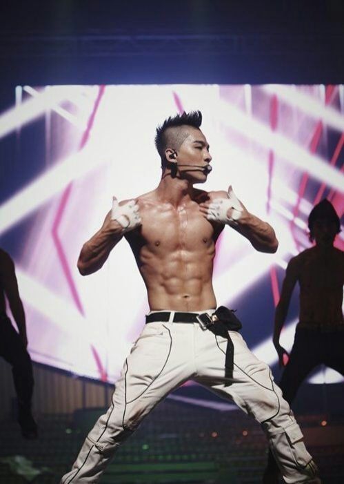 Kpop Idols With Abs(Part 1) | K-Pop Amino