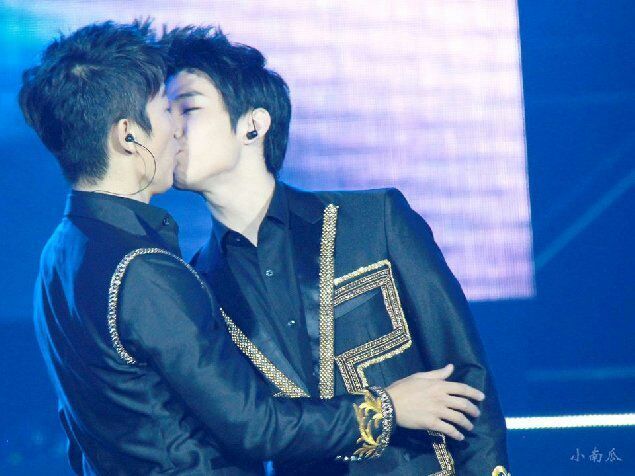 👬Male Idols Kissing One Another.😚 KPop Amino