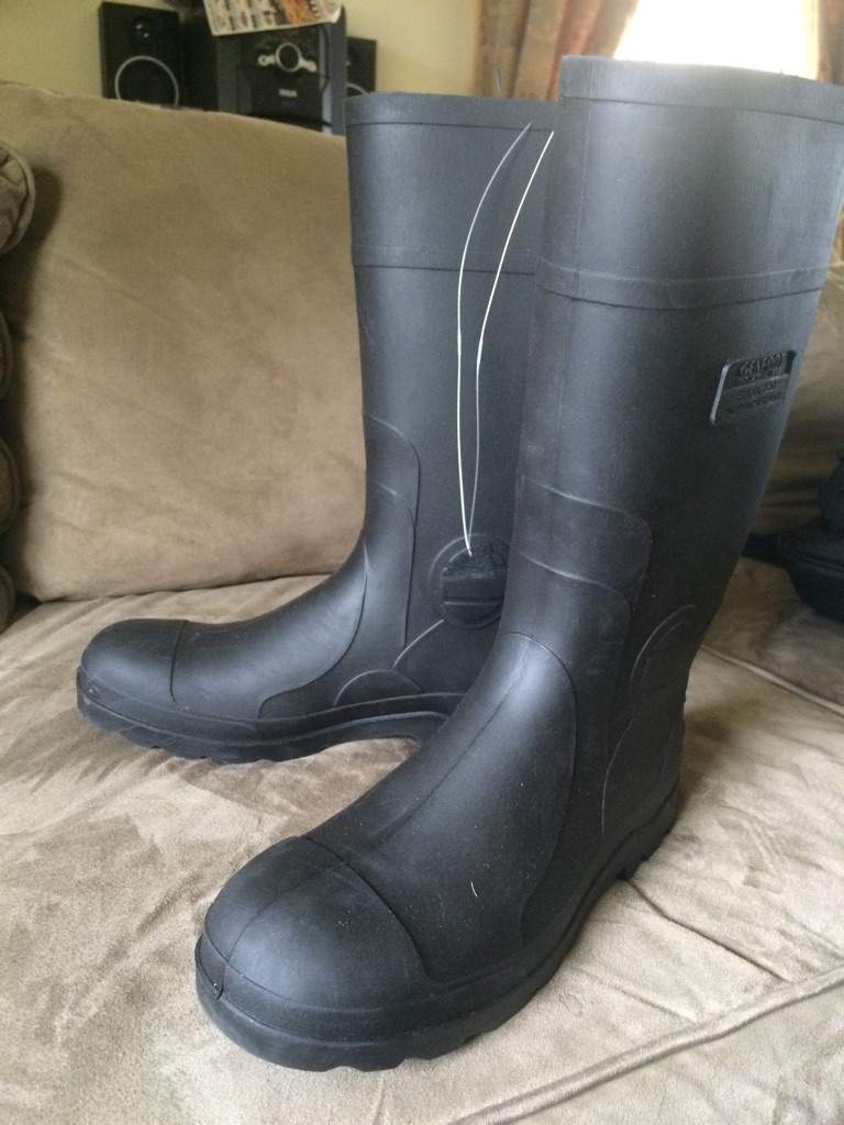 Painting Rubber Boots! | Cosplay Amino