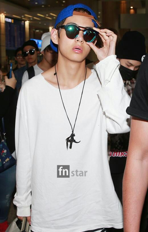 Taehyung In Hats At Airport | K-Pop Amino