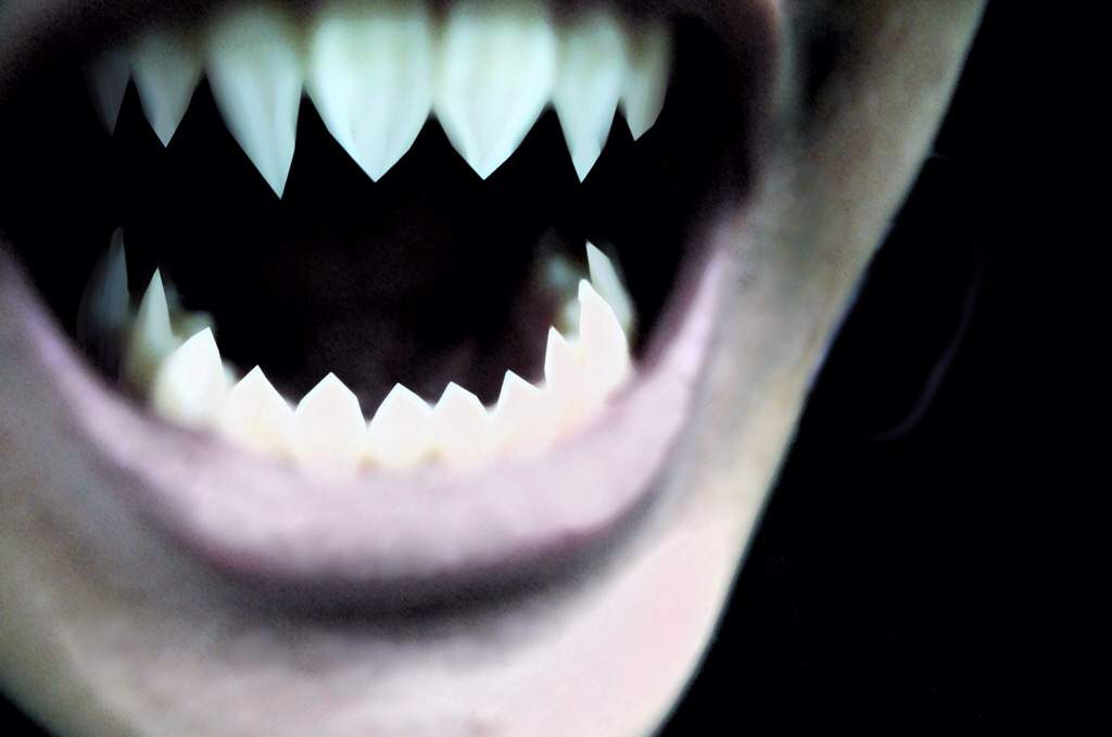 Sharp Teeth (A scary story) | Virtual Space Amino