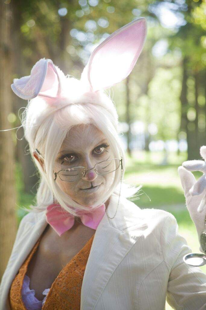 Rabbit cosplay. Банни рэббит косплей. Белый кролик косплей. Косплей кролика. Алиса зайчик косплей.