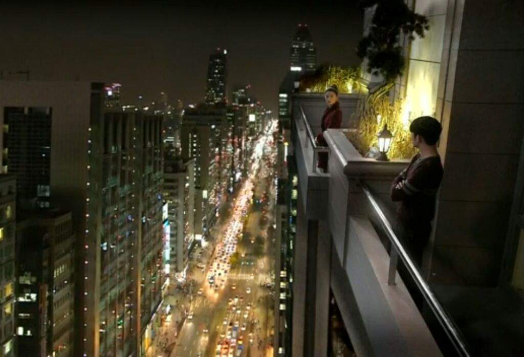 Fall In Love With These 8 Korean Rooftop Romances K Drama Amino Kim Soo Hyun And Jeon Ji Often Talk Side By In The Balconies Of Their Expensive Rooftop Apartments