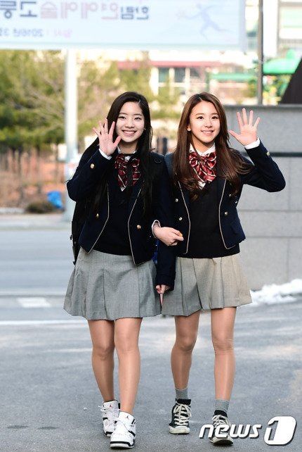 TWICE Dahyun & Chaeyoung Go To School! | K-Pop Amino