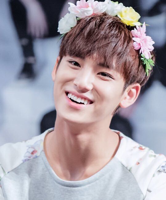 Kpop idols wearing flower crowns ️ KPop Amino