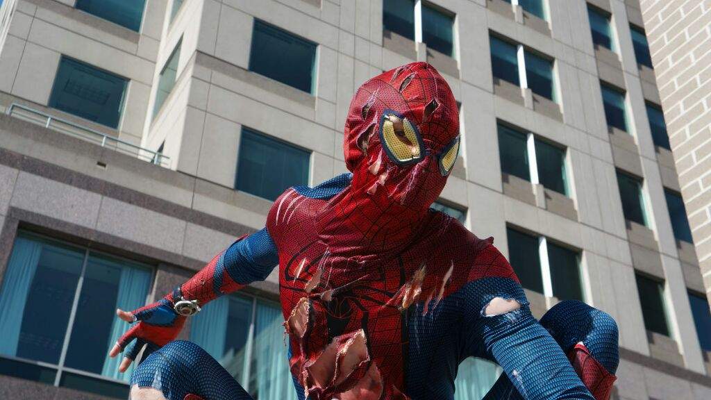 Человек паук после. Battle Damage Spider-man. Человек паук поврежденный костюм. Новый человек паук повреждённый костюм. После человека паука.