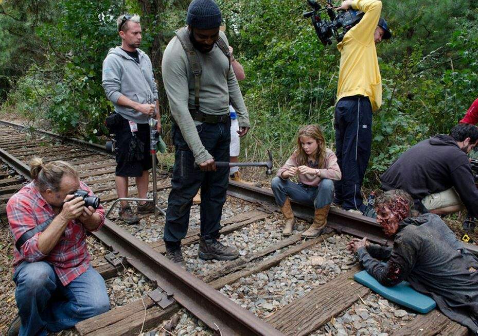 Walking Dead Behind the Scenes Walkers Amino