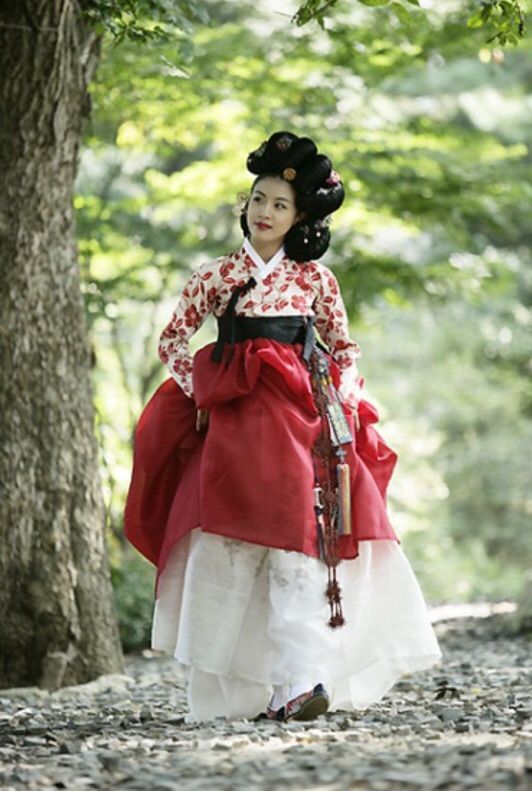 Actress who looks beautiful  in Hanbok  K Drama Amino