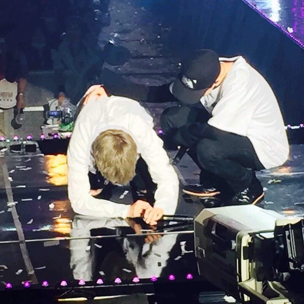 Yoongi Bowed to His Parents, BTS members cried on stage | K-Pop Amino