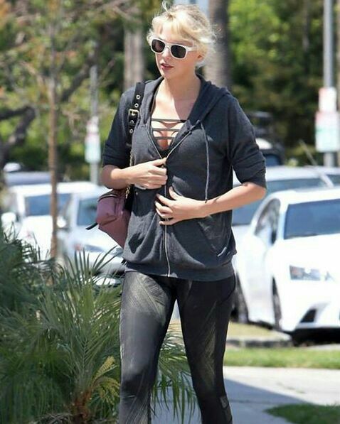 Taylor Swift Dons Cleavage Boosting Sports Bra For La Errands In First