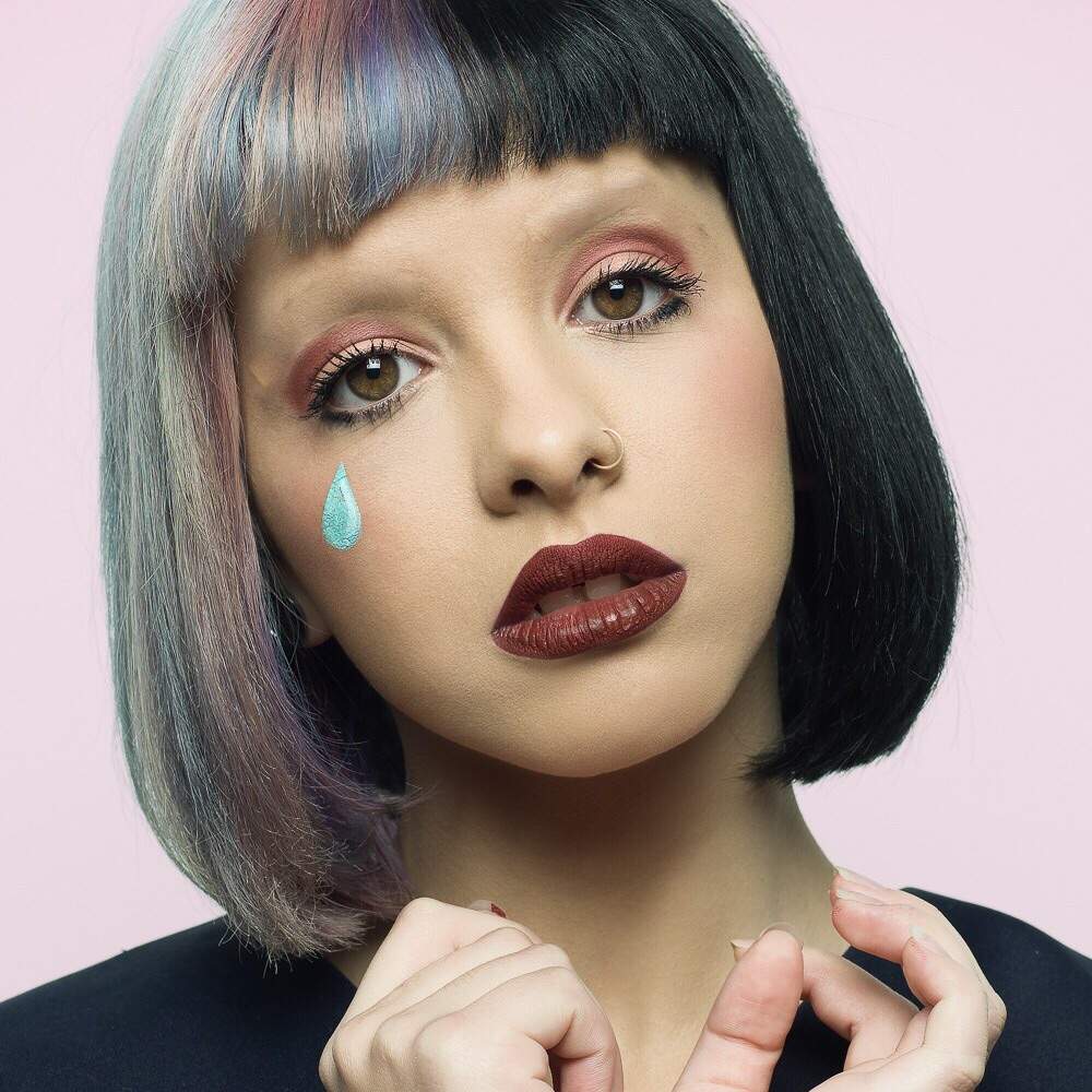 melanie-martinez-without-eyebrows-pop-punk-amino