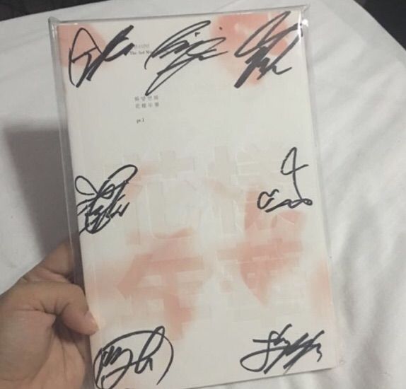 How To Tell Fake Bts Signed Albums 😮 Authentic Or Nah K Pop Amino