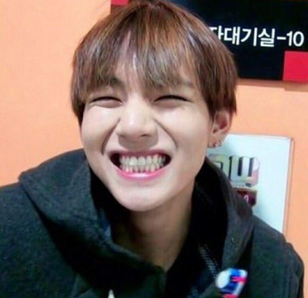 Kim Taehyung's signature smile appreciation post. | K-Pop Amino