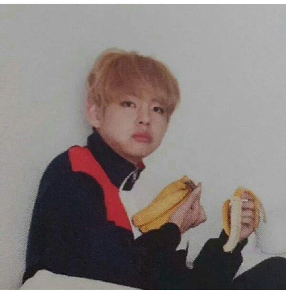 Little Tae eating a banana 🍌 | ARMY's Amino