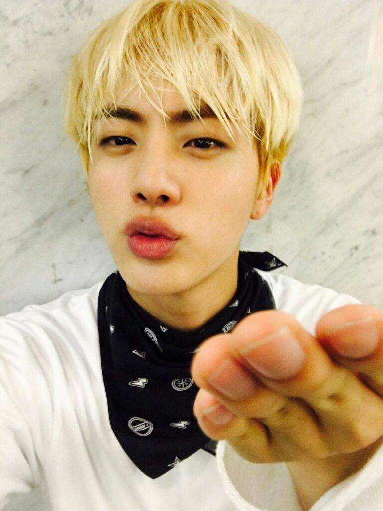 exp JIN  GIVE FLYING KISS  TO YOU ARMY s Amino