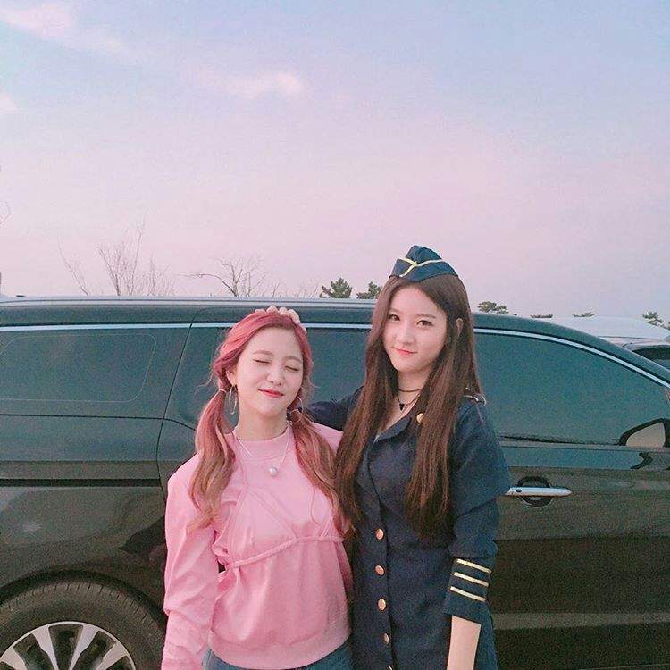 Kim Sae Ron shares series of adorable pictures with Red Velvet's Yeri