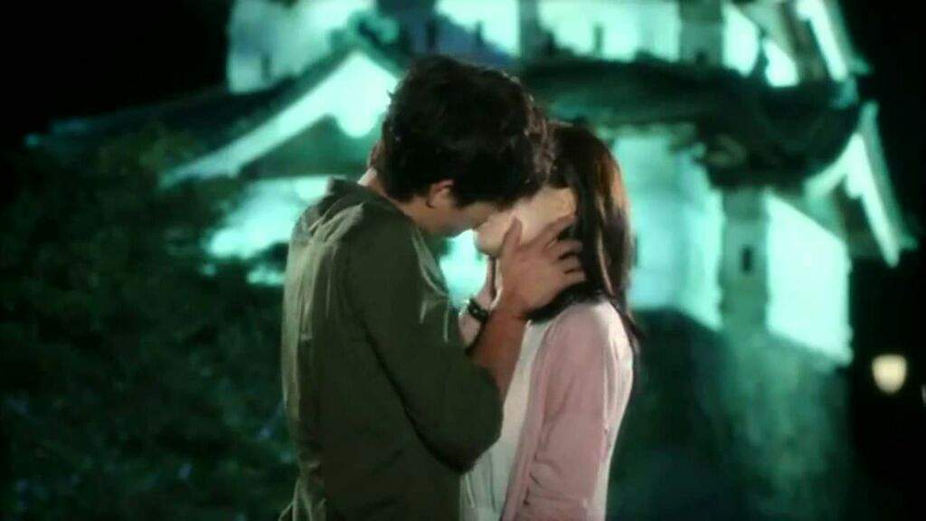 Песня поцелуй прямо в сердце. Дорама весенний цветок осенняя Луна поцелуй. Sweet Scene. Moon Hae-won Kiss me.