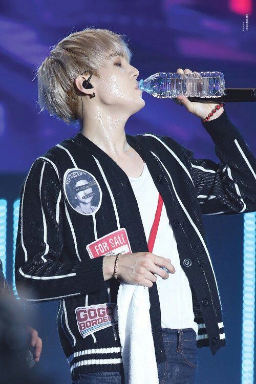 BTS Tomando agua en forma tan KKSKSKSKSK | •K-Pop• Amino