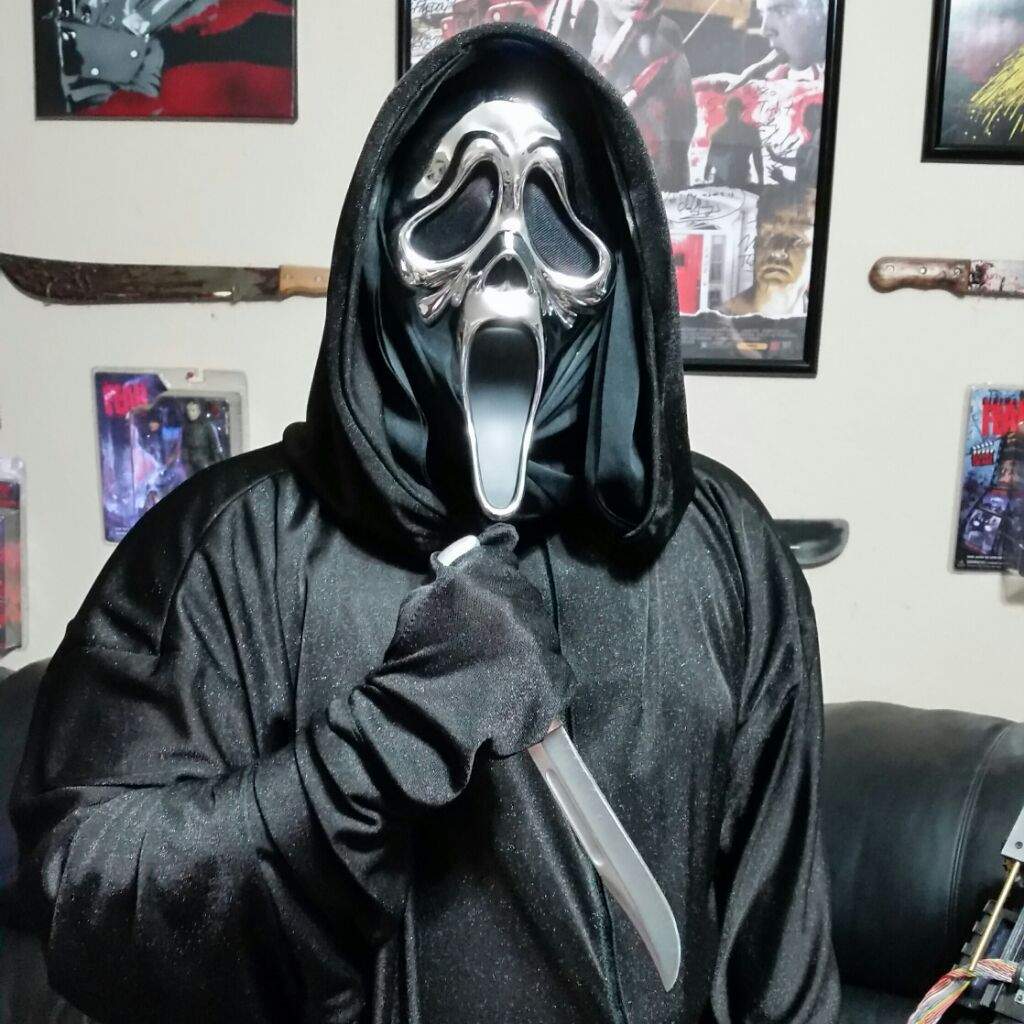 Scream Costume With 25th Anniversary Chrome Mask. 268