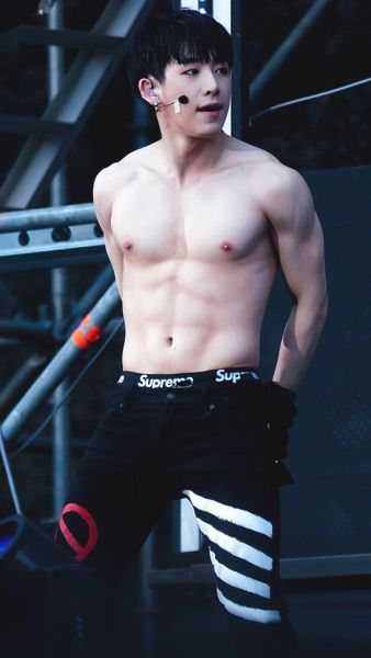 Wonho and his abs (lord sorry po) | K-Pop Amino