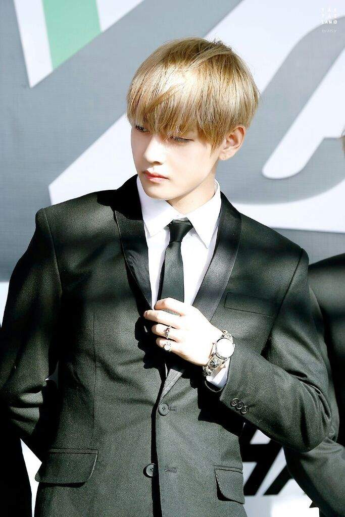 🍷KIM TAEHYUNG IN FORMAL SUIT🍷 | ARMY's Amino