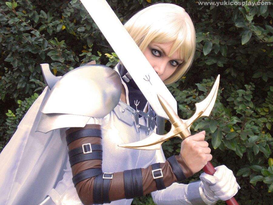 Clare (🗡 Claymore 🗡) cosplay.