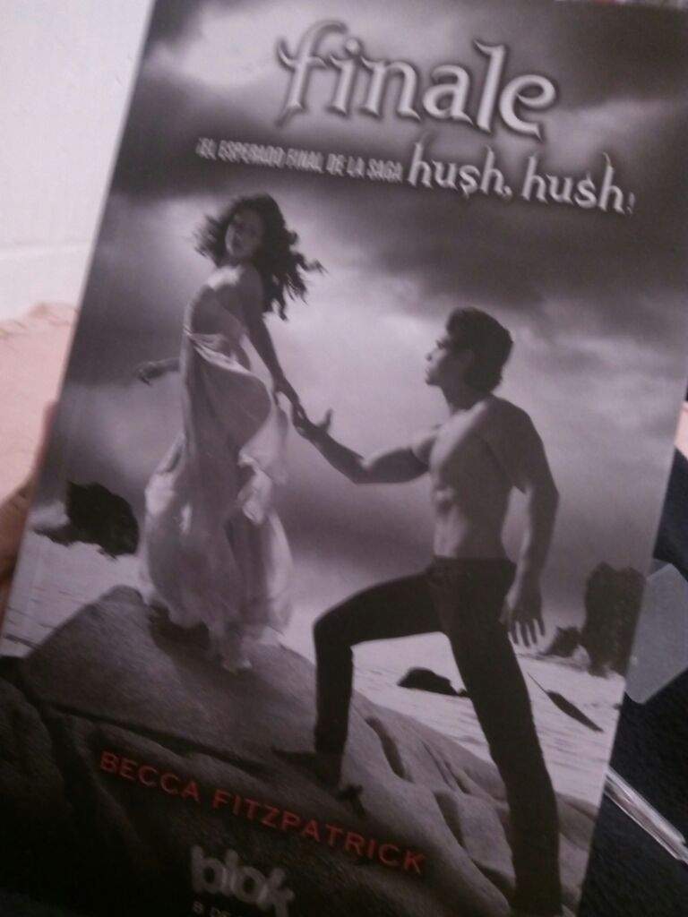 ~ Reseña: Saga Hush Hush | • Libros • Amino