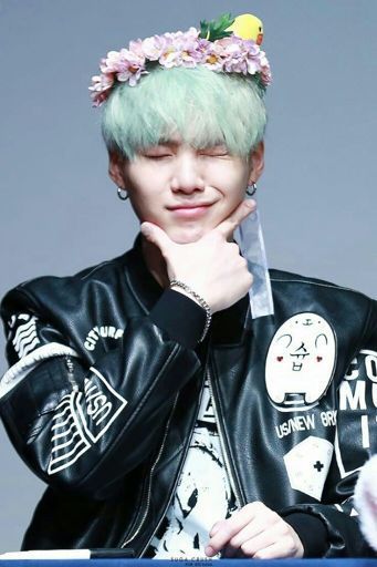 Suga con el pelo menta