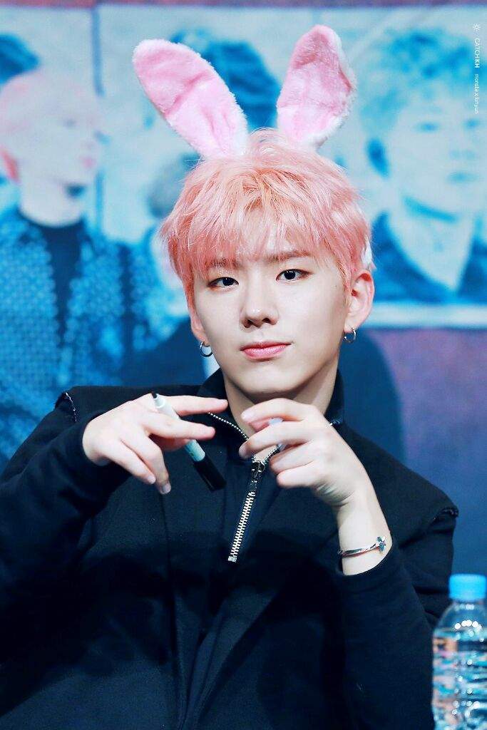 Kihyun con el pelo rosa | •K-Pop• Amino