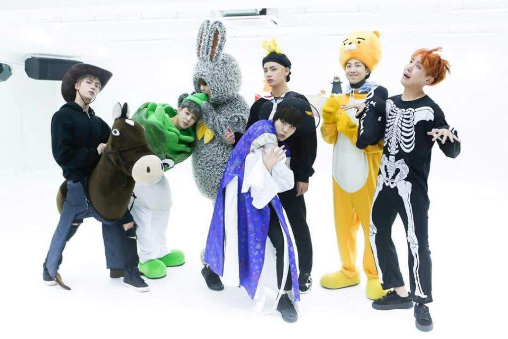 🎃 Halloween Dance Practice with BTS 🎃 | K-Pop Amino