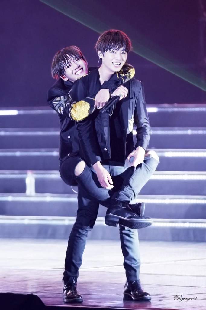 Vkook Piggyback Moment 💞 | ARMY's Amino