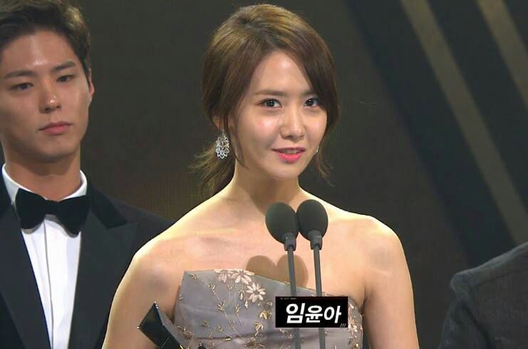 Yoona Receives The Popularity Award At The 16 Asia Artist Awards Girls Generation 소녀 시대 Amino