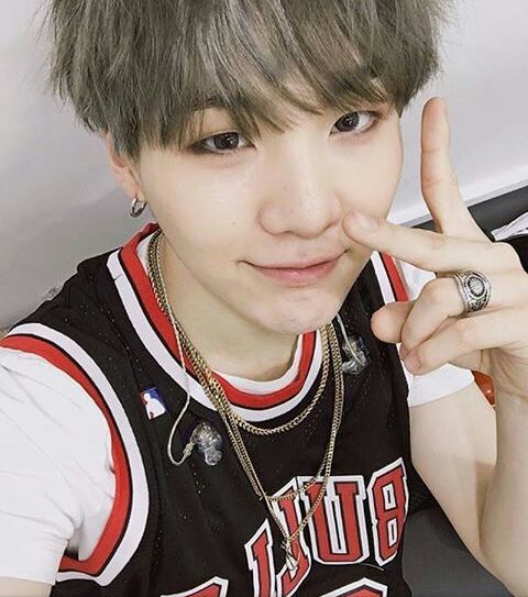 Yoongi peace signe | ARMY's Amino