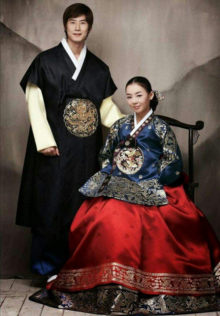 Корейцы в национальном костюме