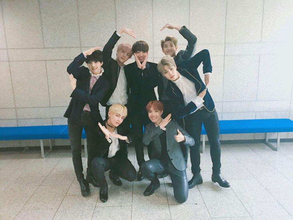 ☆BTS and SF9's Heart pose☆ | K-Pop Amino