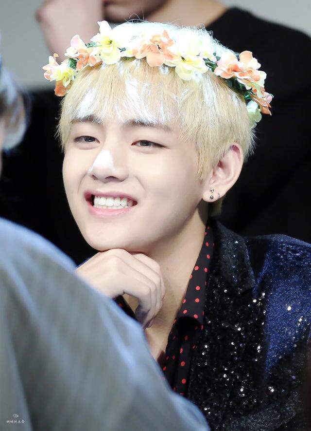 V -----> flower crown🌸😆 | ARMY's Amino