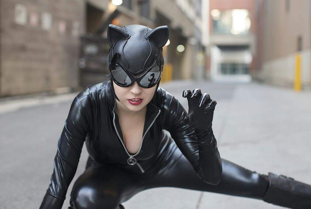 Женщина кошка фото. Лаура Кэтвуман. Catwoman косплей. Су Кэтвуман. Маделин Мари женщина кошка.