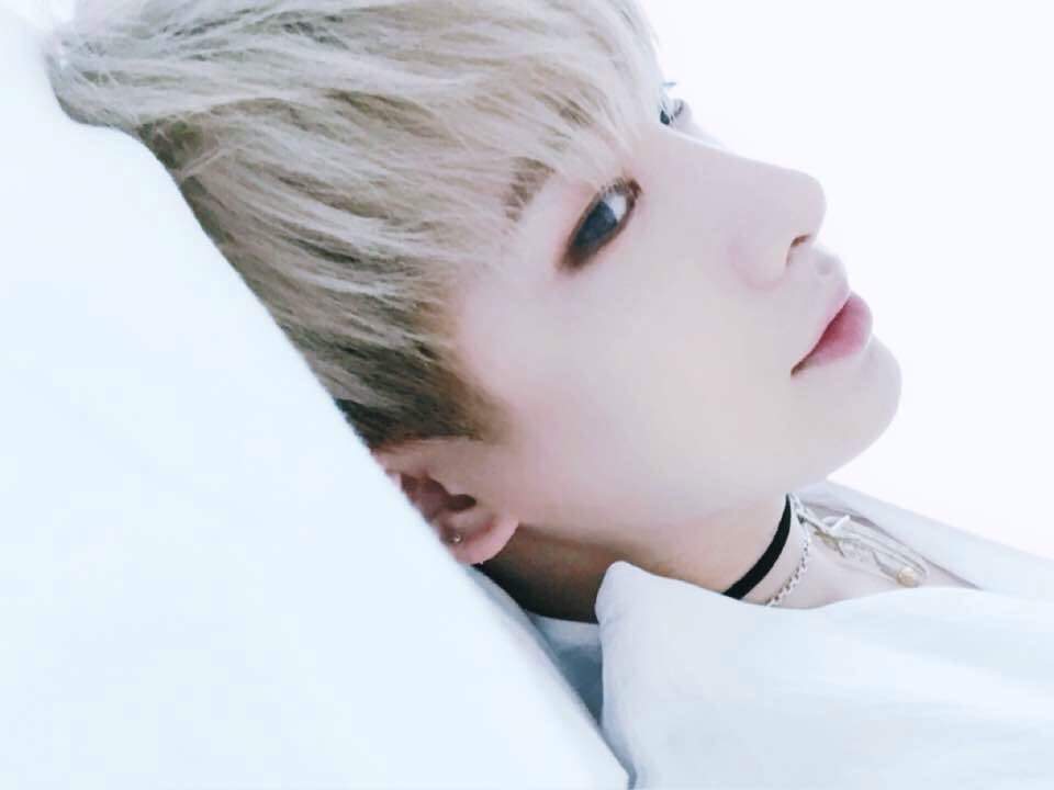 Wonho's White and Blue Hair Transformation - wide 8