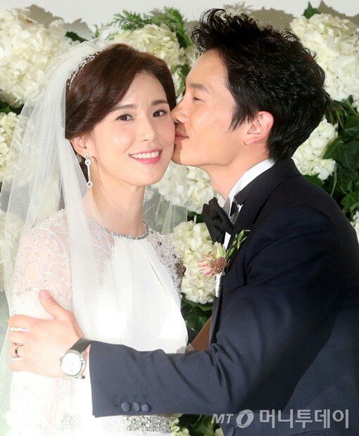 sweetest photos of Ji Sung and his wife Lee Bo Young | K-Drama Amino