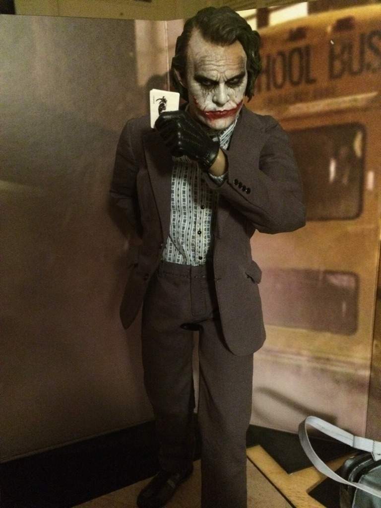 Hot Toys The Dark Knight: Bank Robber Joker Pose Session | Toys Amino