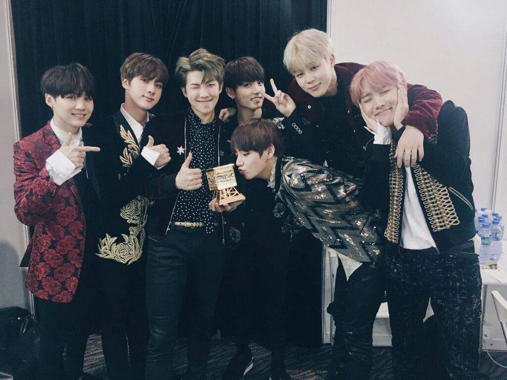 Bts Takes Home Artist Year 2016 Mnet Asian Music Awards Mama Army S Amino