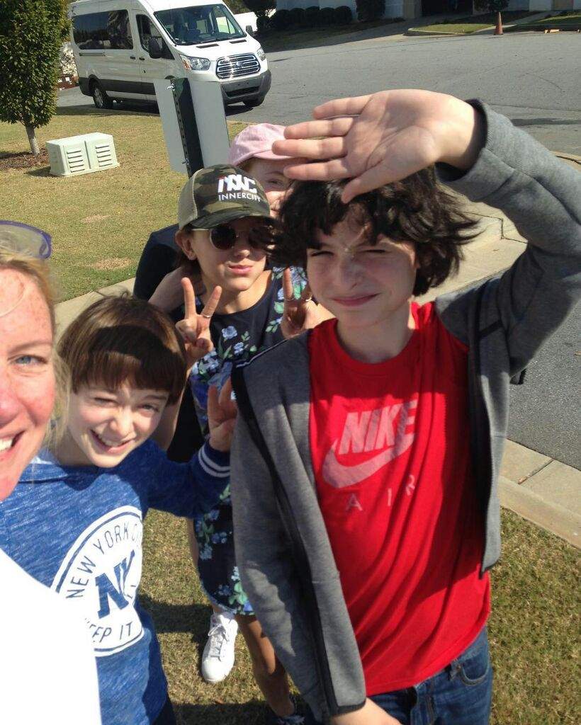 Millie Sadie Noah And Finn With A Fan Stranger Things Amino