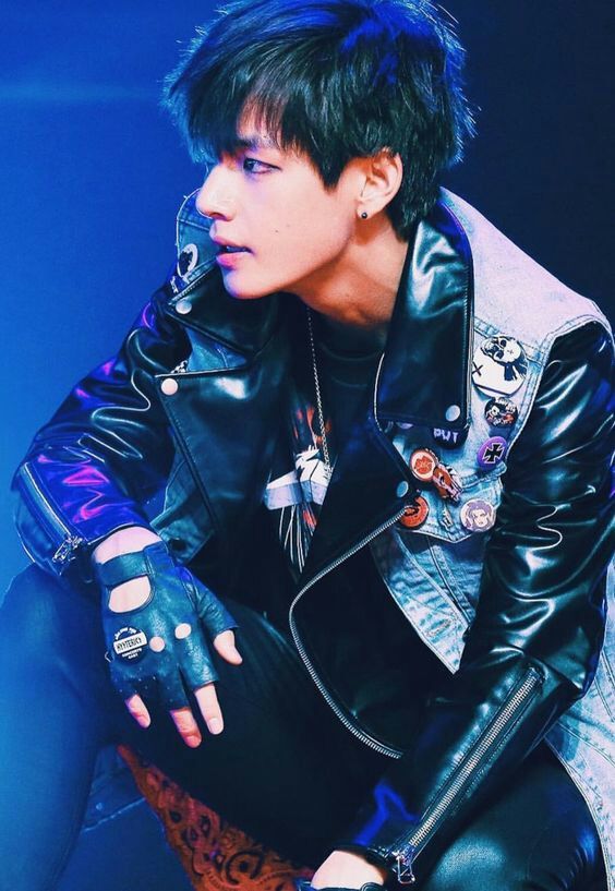 Taehyung looking Cool in Black (Day 2) | ARMY's Amino