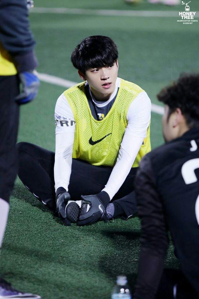 161128 Woohyun the football player!! | Nam Woo Hyun Amino