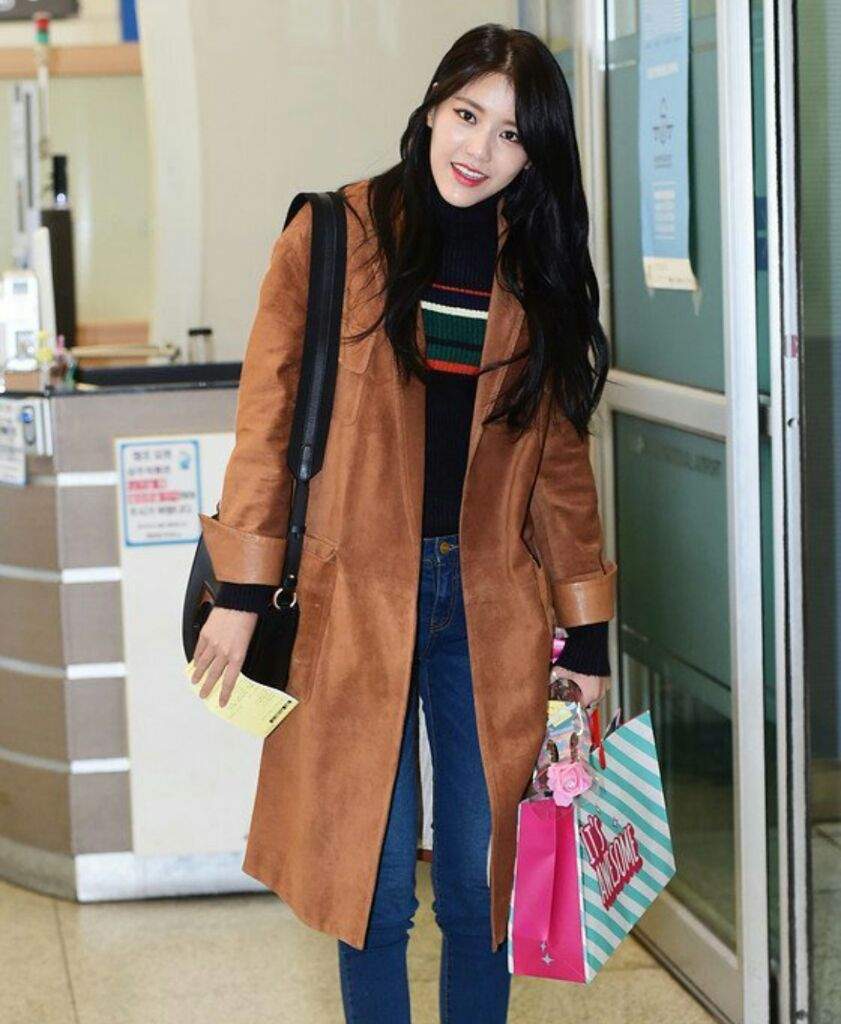 Female idols (airport fashion) | K-Pop Amino