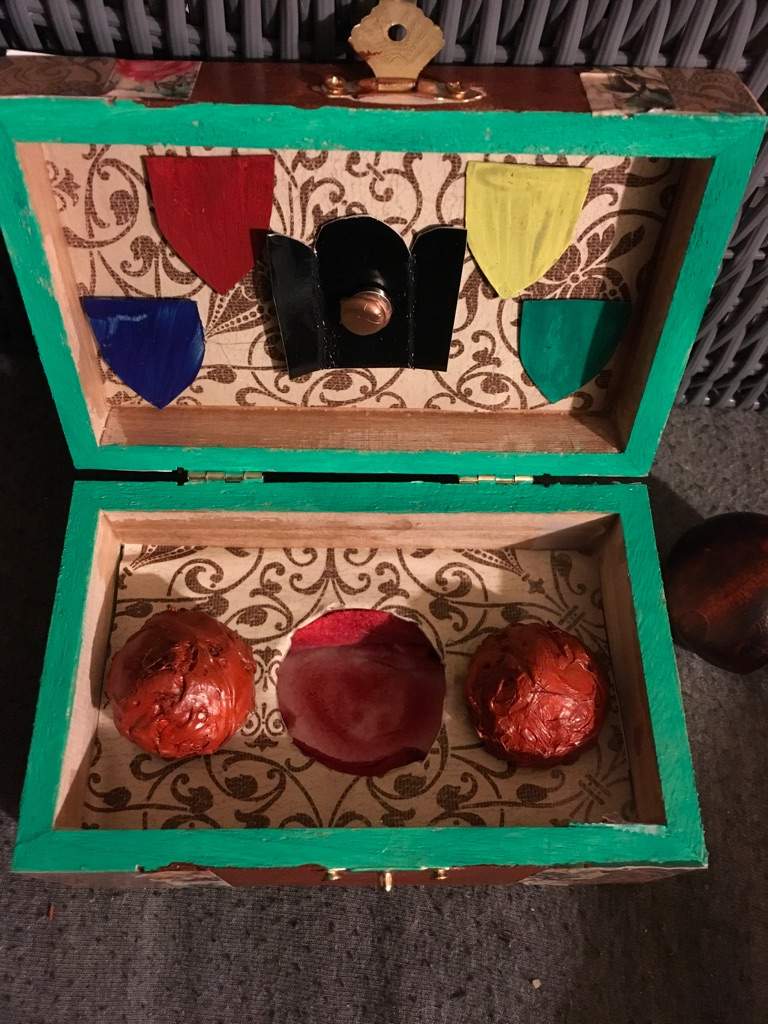 Harry Potter DIY Holiday Gift Box pt. 1 | Harry Potter Amino