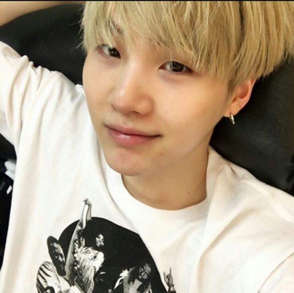 Yoongi with no makeup gives me life😍😍 | Genius Yoongi Amino