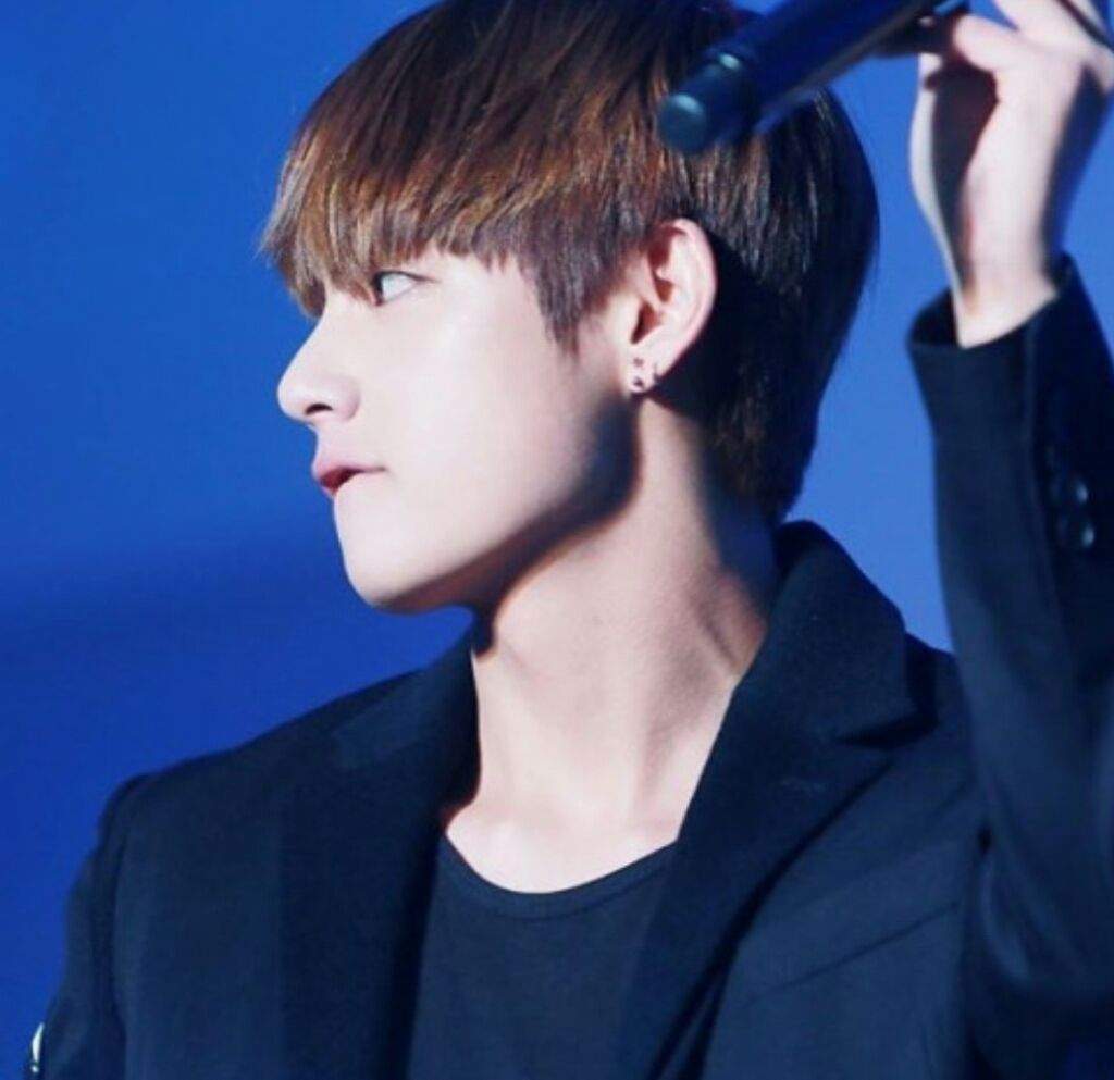 When you touch Taehyung's Jawline | ARMY's Amino